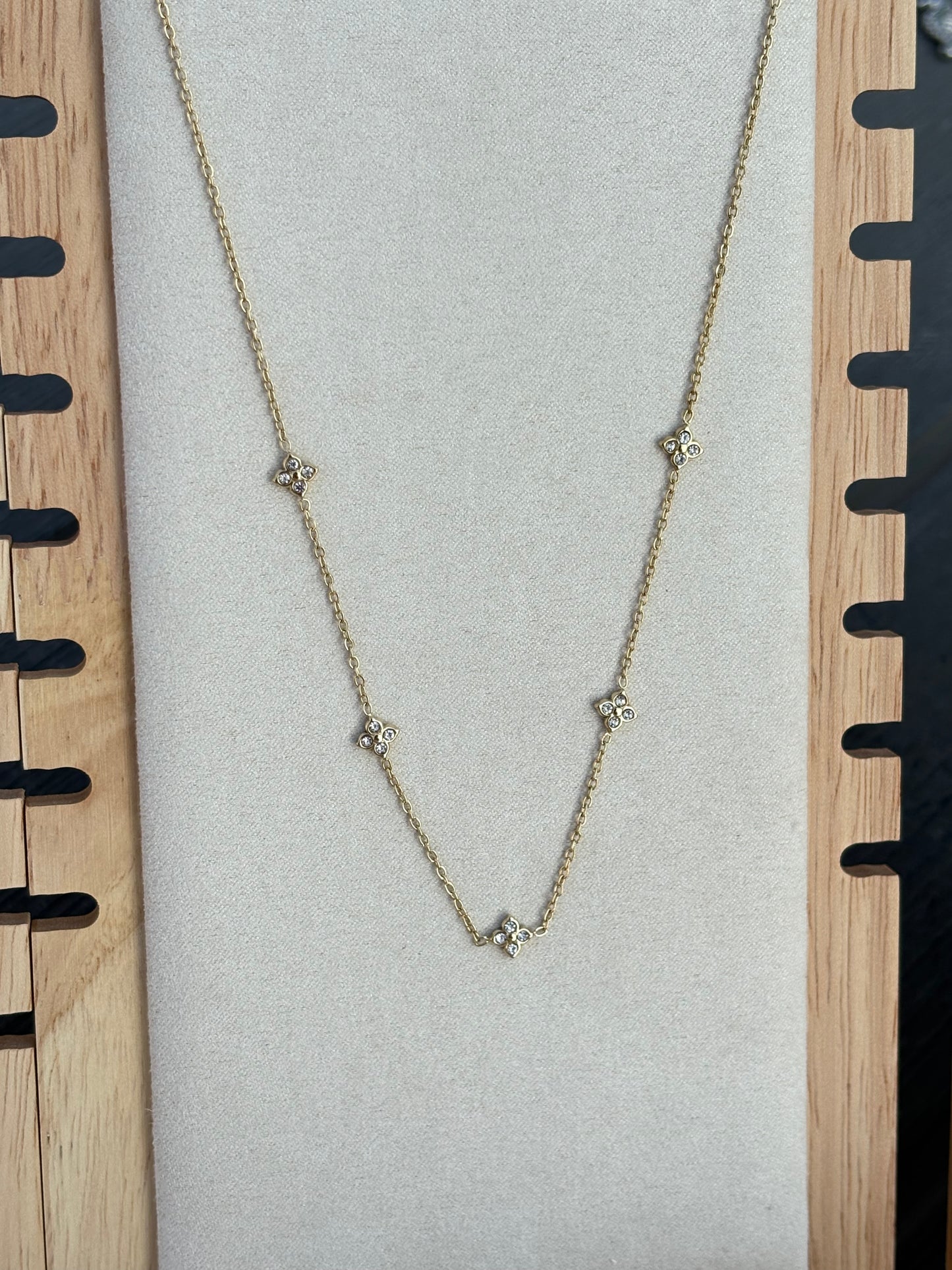 Collier itane